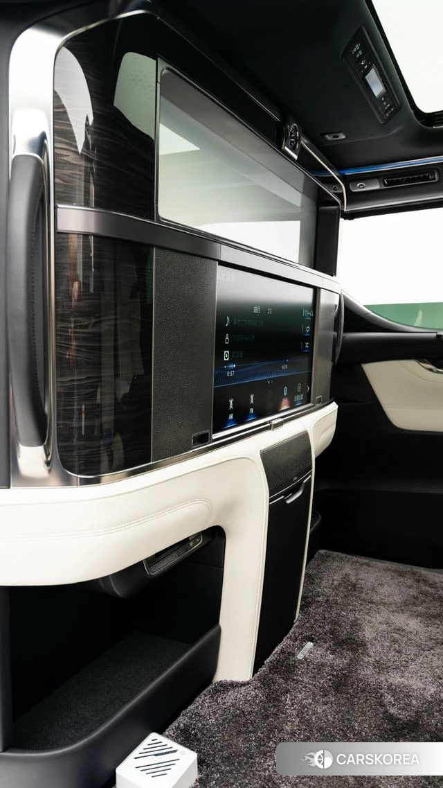 Lexus LM id 4272572 из Китая 18