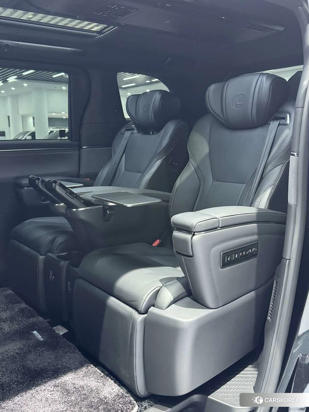 Lexus LM id 4452582 из Китая 10
