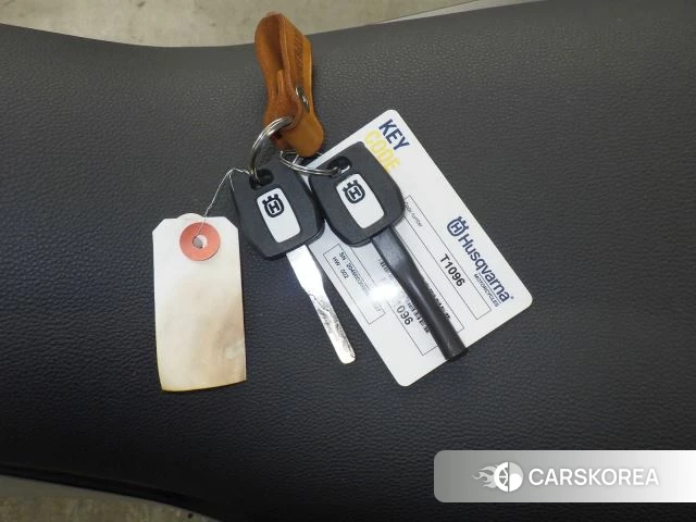 Husqvarna SVARTPILEN 401 id 3939697 из Японии 32