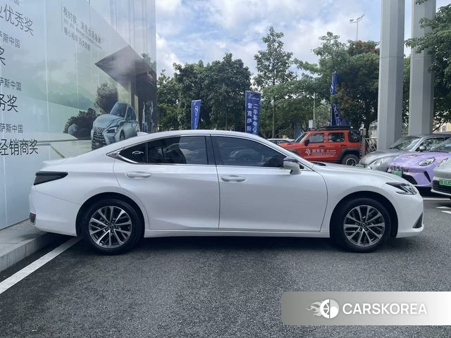 Lexus ES id 4365871 из Китая 15