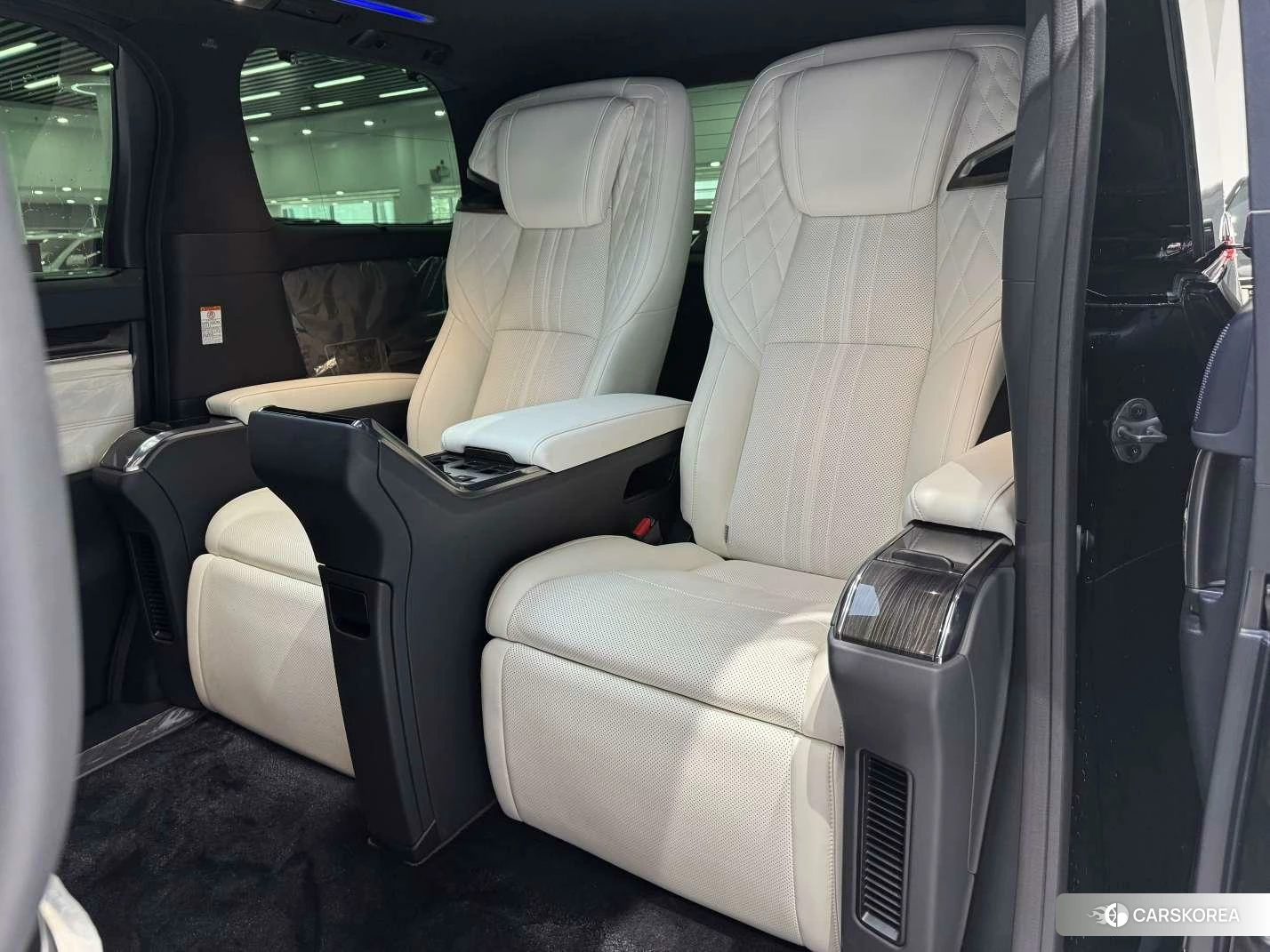 Lexus LM id 4461359 из Китая 12