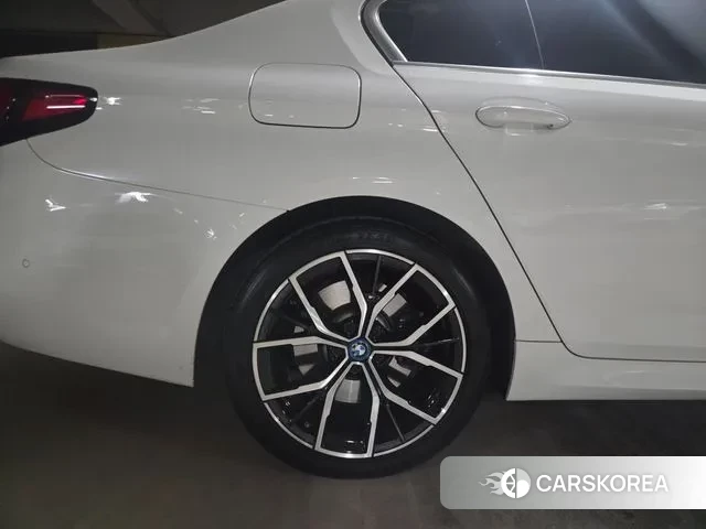 BMW 5 Series (G30) id 3740663 из Кореи 9