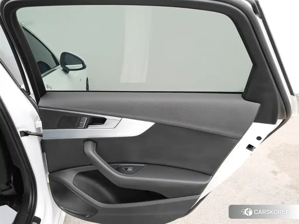 Audi A4L id 4622368 из Китая 16