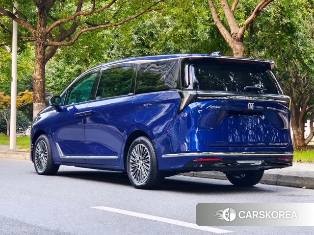 Buick GL8 PHEV id 3939491 из Китая 16