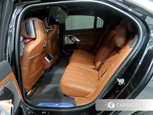 BMW 7 Series (G70) id 3549927 из Кореи 17