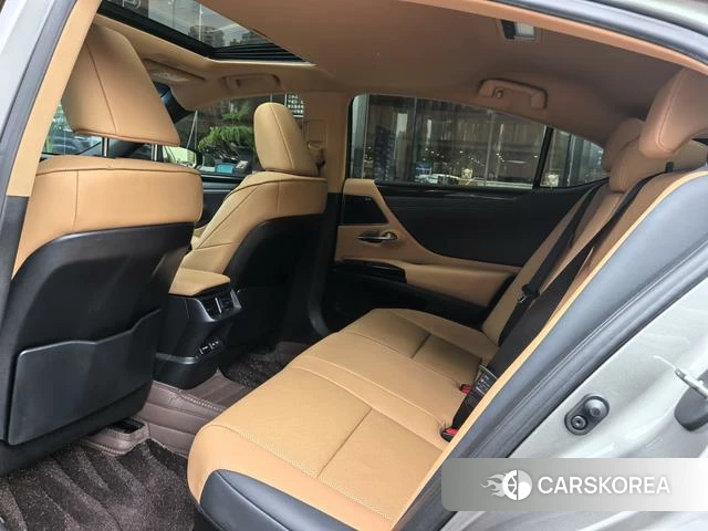 Lexus ES id 4348947 из Китая 15