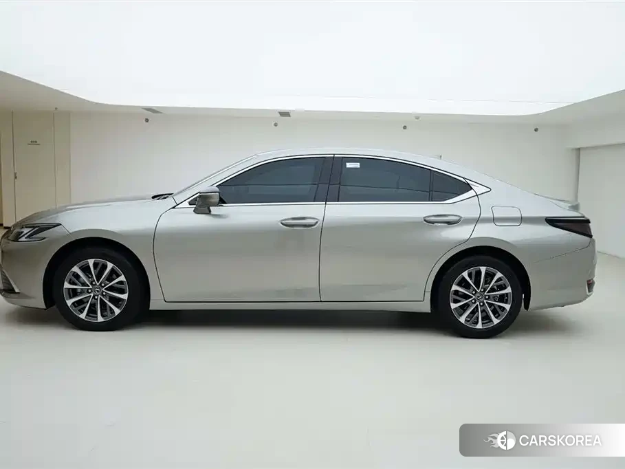 Lexus ES id 4576354 из Китая 18