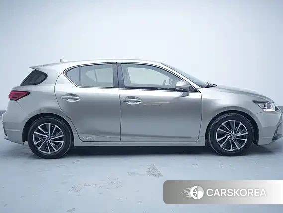 Lexus CT id 4628354 из Китая 17