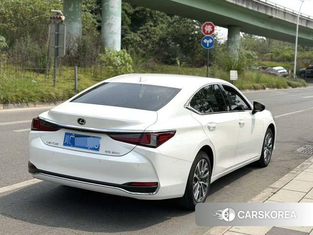 Lexus ES id 4348970 из Китая 10