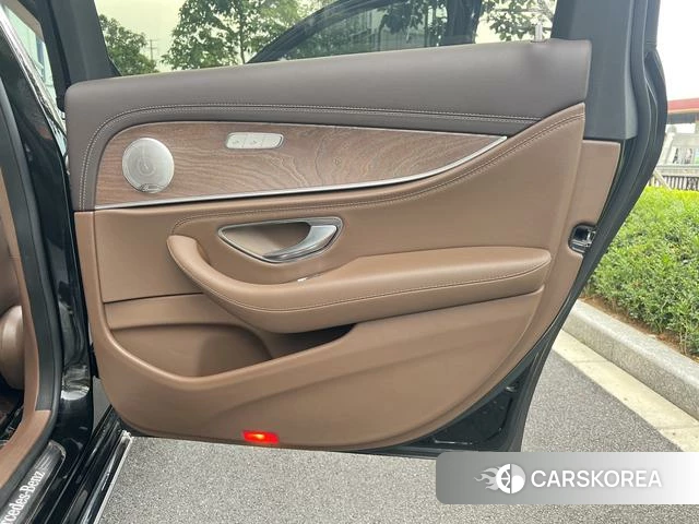 Mercedes-Benz E-class id 4263652 из Китая 31
