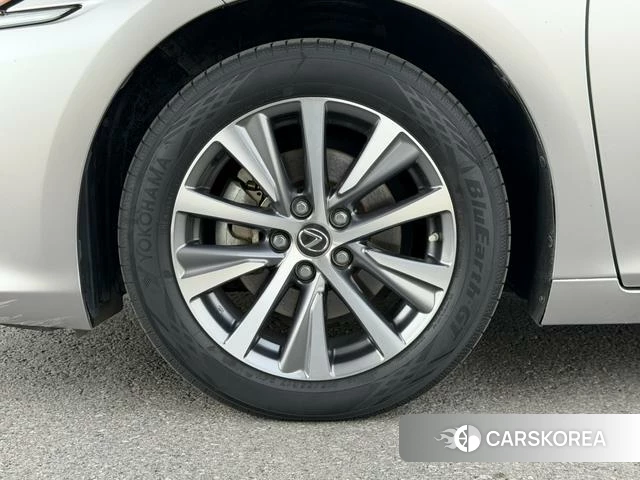 Lexus ES id 4279098 из Китая 16