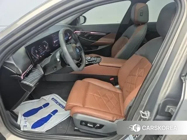 BMW 5 Series (G60) id 3599495 из Кореи 17