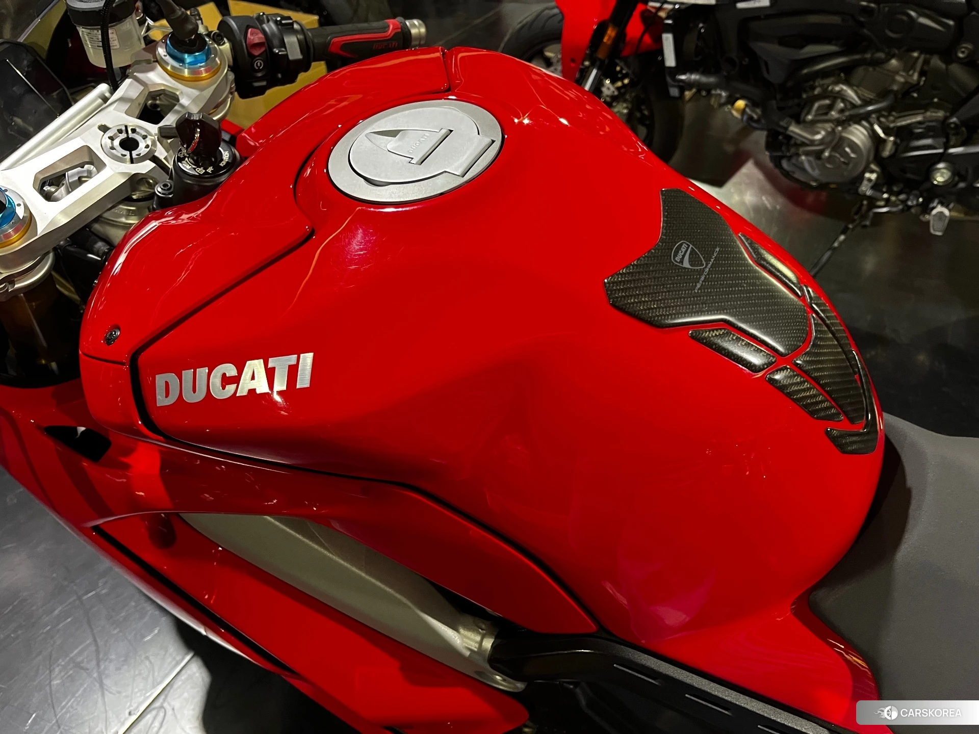 Ducati PANIGALE V4 S id 3947693 из Японии 8