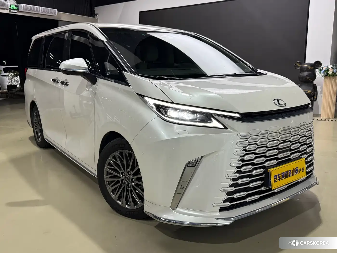 Lexus LM id 4628400 из Китая 7