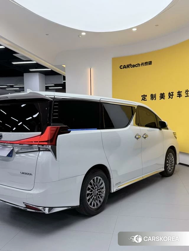 Lexus LM id 4336316 из Китая 13