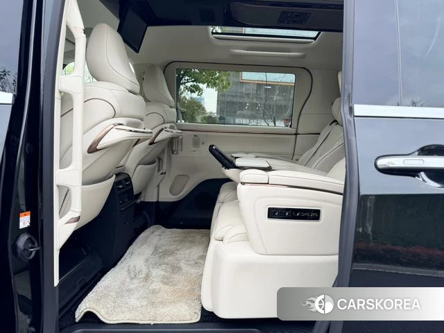 Lexus LM id 4297799 из Китая 23
