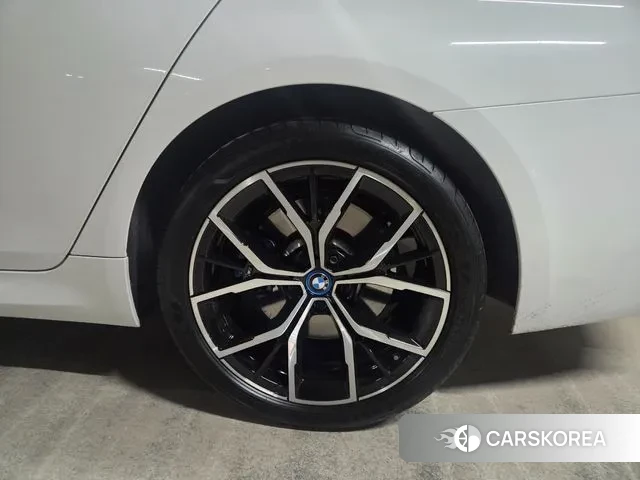 BMW 5 Series (G30) id 3740663 из Кореи 10