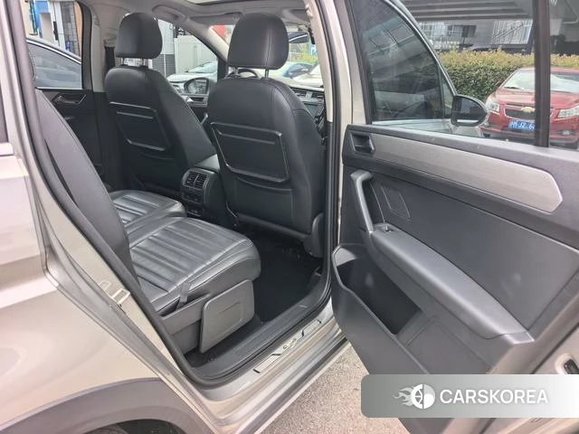 Volkswagen Touran L id 4276248 из Китая 19
