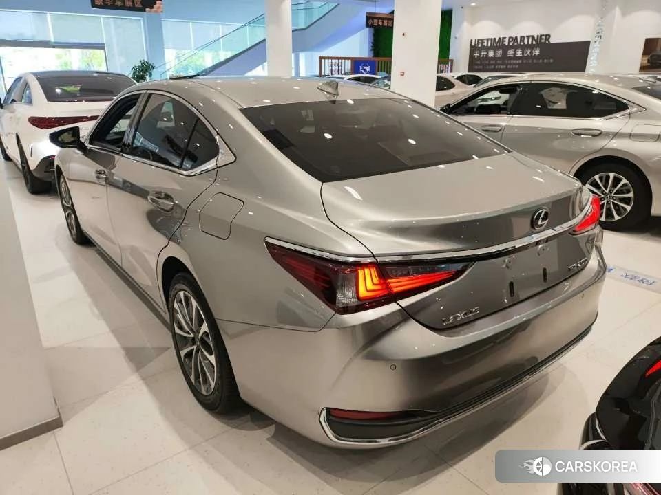 Lexus ES id 4454518 из Китая 11