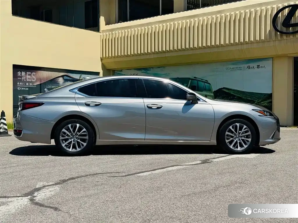 Lexus ES id 4679661 из Китая 9