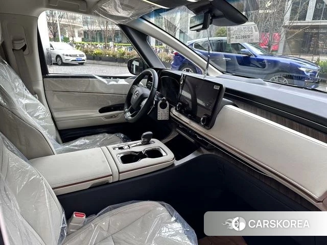 Lexus LM id 4301418 из Китая 17