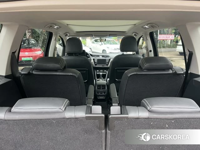 Volkswagen Touran L id 4219936 из Китая 10
