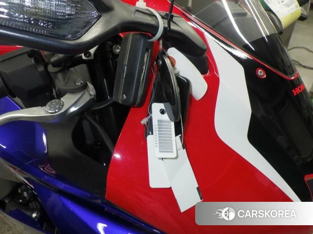 Honda CBR1000RR-R FIREBLADE id 3949952 из Японии 32