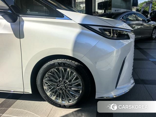 Lexus LM id 4307773 из Китая 21