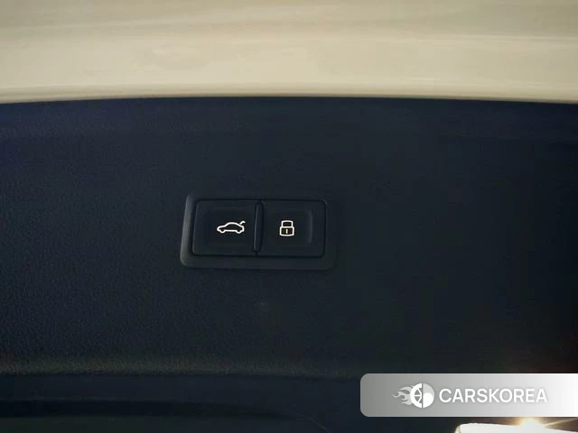 Audi Q5L id 3857847 из Китая 9