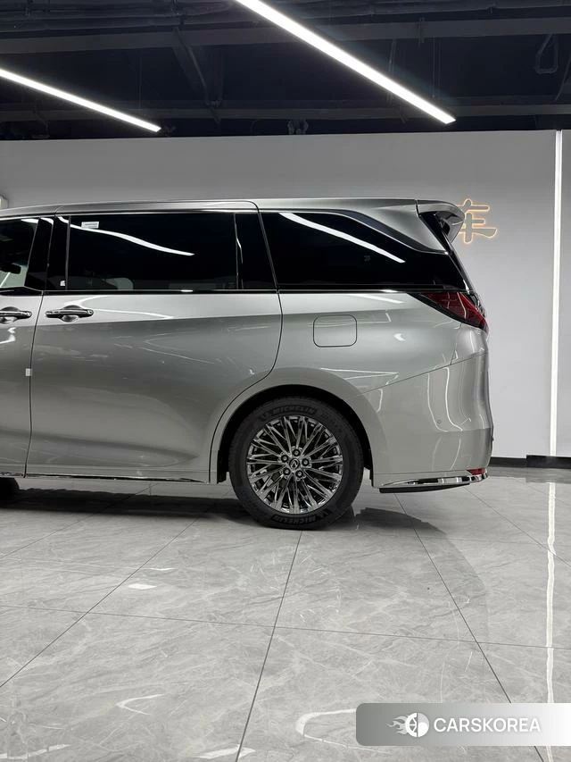 Lexus LM id 4298375 из Китая 16