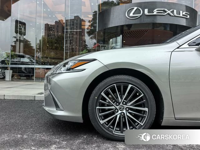 Lexus ES id 4348947 из Китая 16