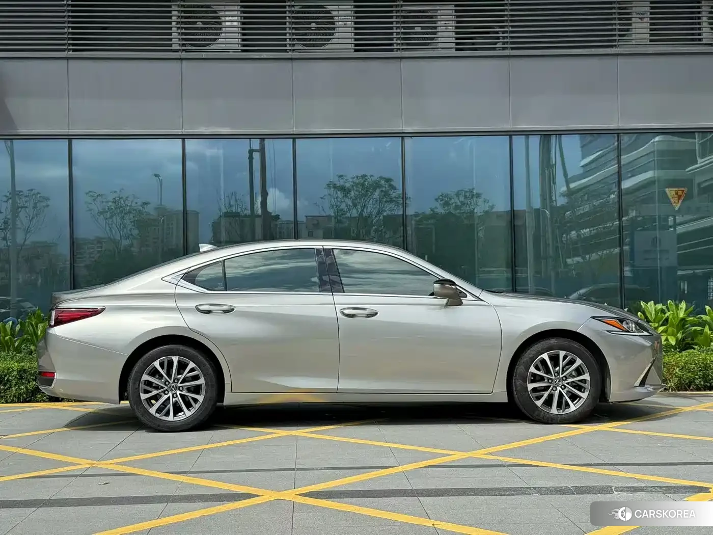 Lexus ES id 4606877 из Китая 8