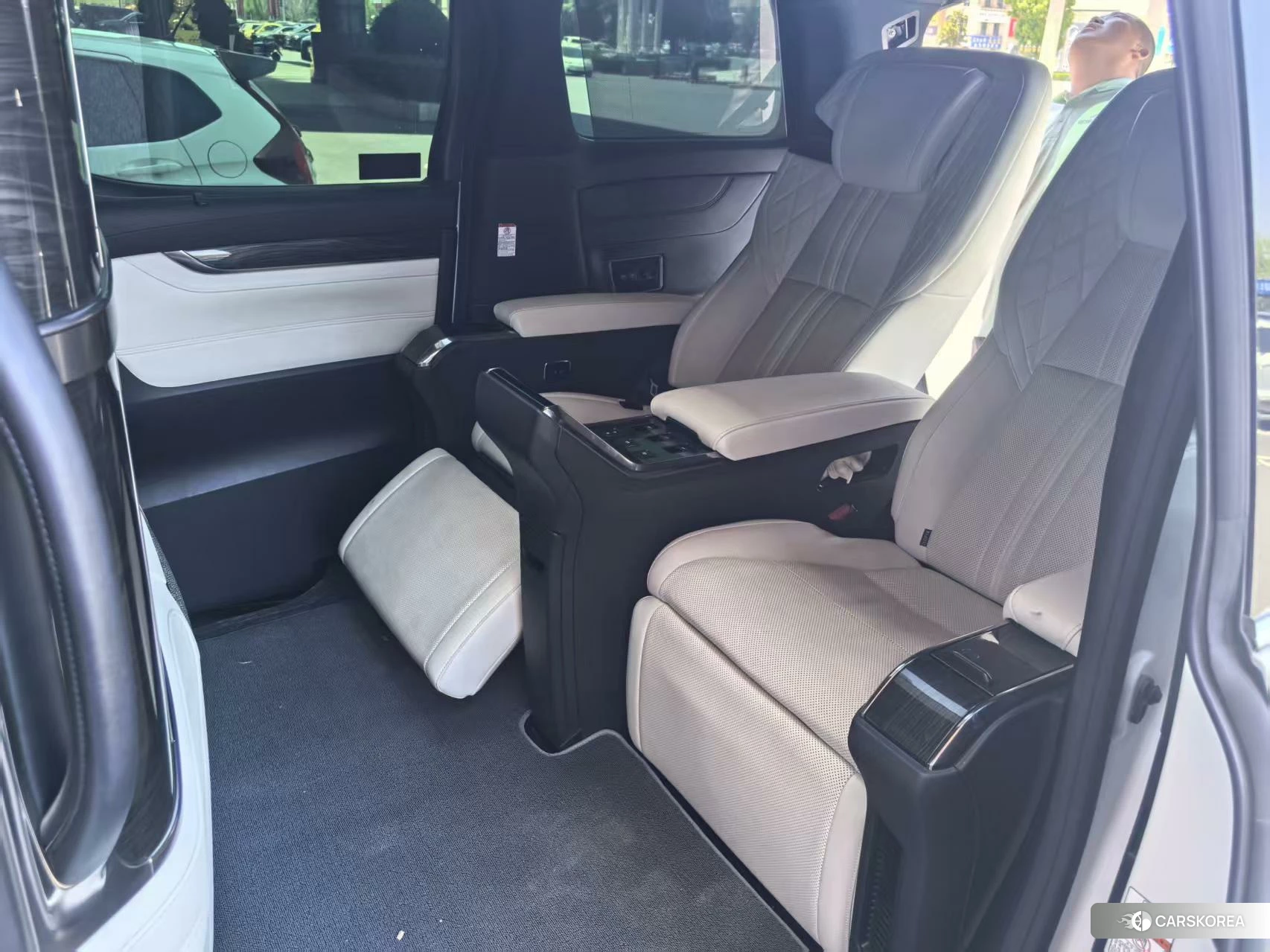 Lexus LM id 4407413 из Китая 8