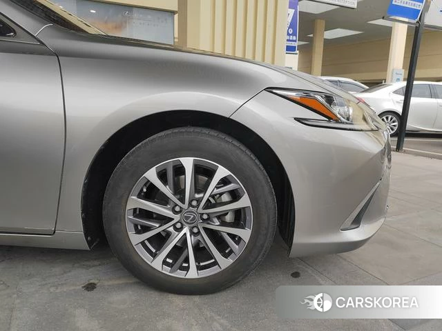 Lexus ES id 4329018 из Китая 15