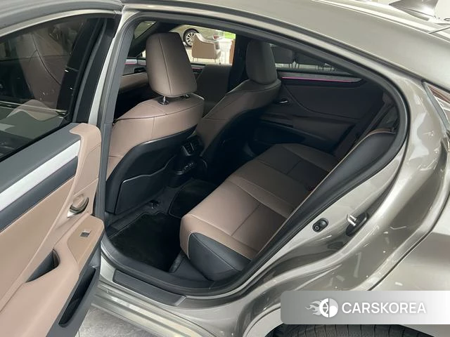 Lexus ES id 4259682 из Китая 9