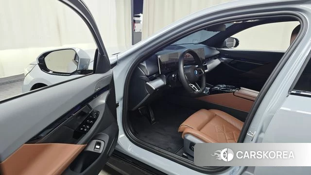 BMW 5 Series (G60) id 4532956 из Кореи 31