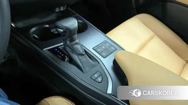 Lexus UX250h id 3420325 из Кореи 19