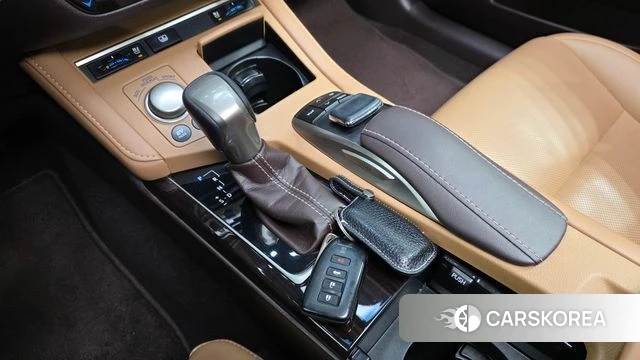 Lexus New ES300h id 3900036 из Кореи 19