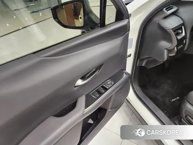 Lexus UX300h id 3079931 из Кореи 14