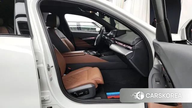 BMW 5 Series (G60) id 3619845 из Кореи 19