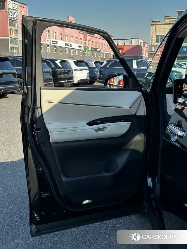 Lexus LM id 4301417 из Китая 21