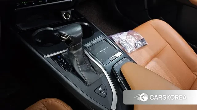 Lexus UX250h id 3013682 из Кореи 19