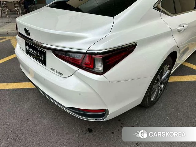 Lexus ES id 4353824 из Китая 25