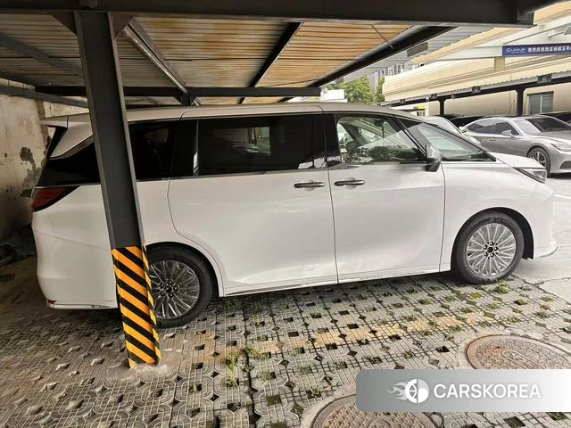 Lexus LM id 4239554 из Китая 12