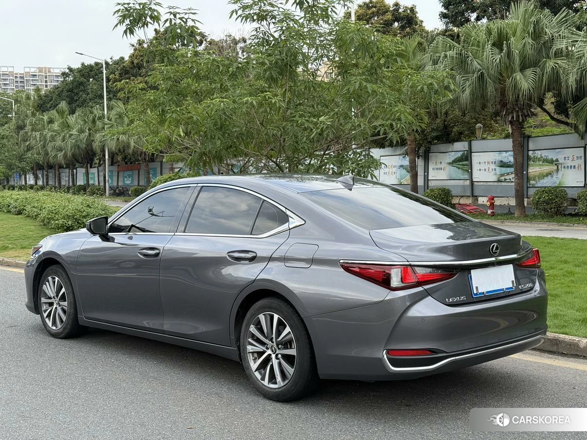 Lexus ES id 4462002 из Китая 16