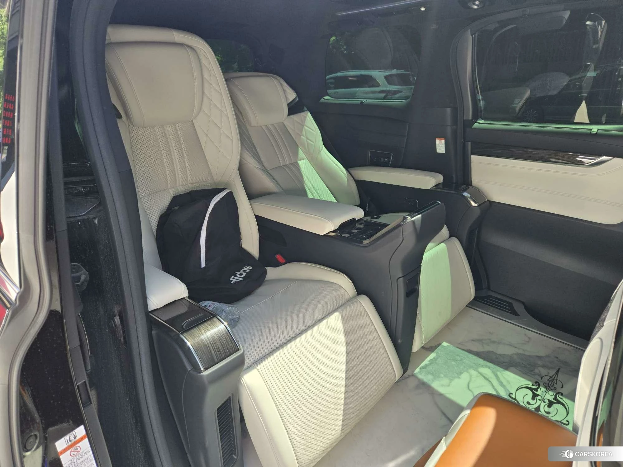 Lexus LM id 4405974 из Китая 9