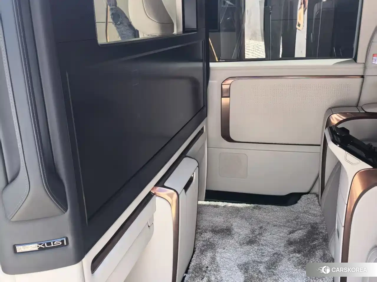 Lexus LM id 4599595 из Китая 18