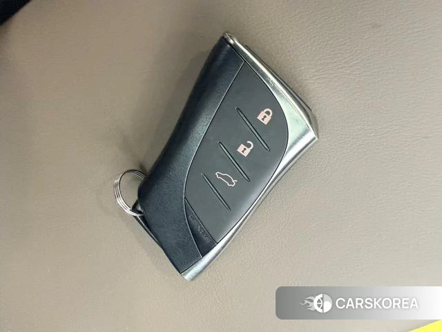 Lexus ES id 4300019 из Китая 19