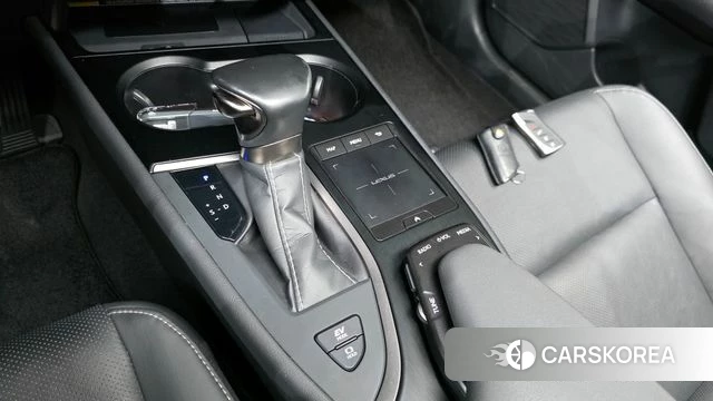 Lexus UX250h id 3872464 из Кореи 19
