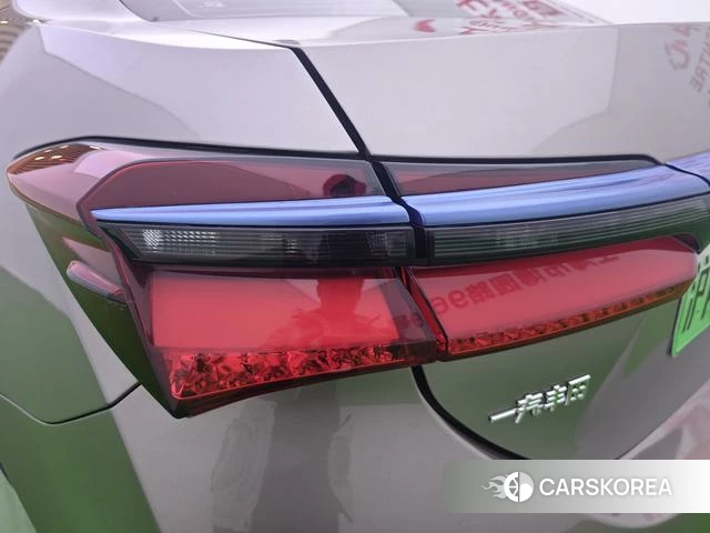 Toyota Corolla dual engine E+ id 4211102 из Китая 15